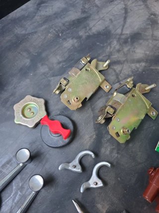 Lote piezas Seat 600: cerradura, manilla, deco ori