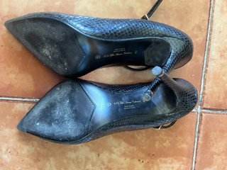 Zapatos de salón piel serpiente negros