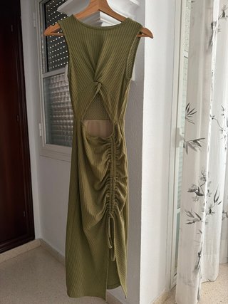 Vestido largo verde oliva con abertura