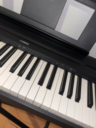 Piano digital con soporte