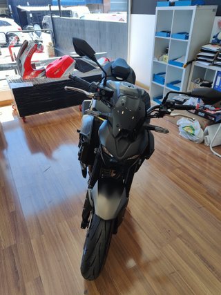 Moto Kawasaki Z900 Naked Negra y Dorada