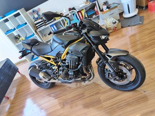 Moto Kawasaki Z900 Naked Negra y Dorada