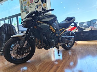 Moto Kawasaki Z900 Naked Negra y Dorada
