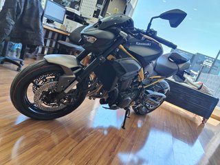 Moto Kawasaki Z900 Naked Negra y Dorada