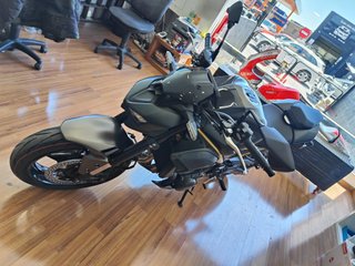 Moto Kawasaki Z900 Naked Negra y Dorada