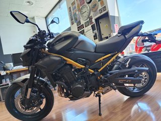 Moto Kawasaki Z900 Naked Negra y Dorada