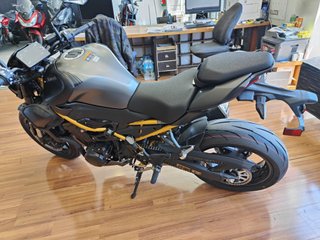 Moto Kawasaki Z900 Naked Negra y Dorada