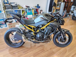 Moto Kawasaki Z900 Naked Negra y Dorada