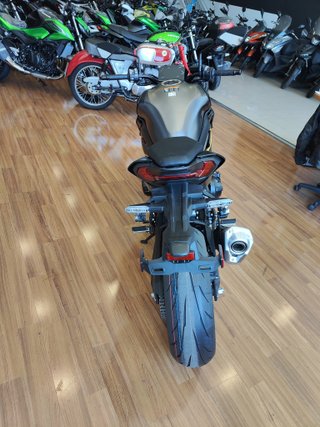 Moto Kawasaki Z900 Naked Negra y Dorada