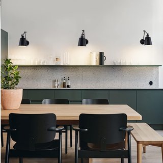 Lámpara de Pared MantoLite Brazo Oscilante Negra