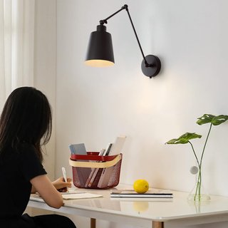 Lámpara de Pared MantoLite Brazo Oscilante Negra