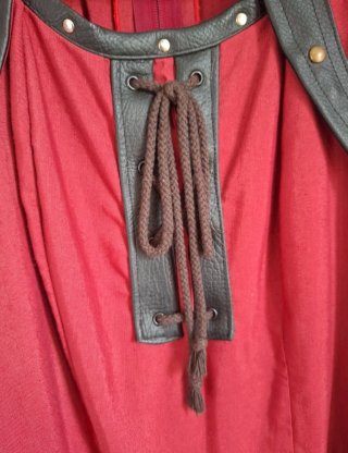 Traje medieval rojo y marrón