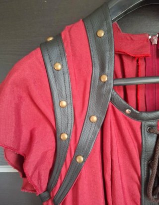 Traje medieval rojo y marrón
