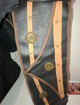 Traje medieval rojo y marrón