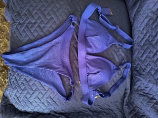 Bikini azul con aros dorados