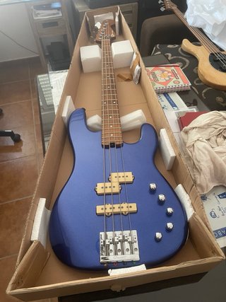 Bajo Eléctrico Charvel Azul