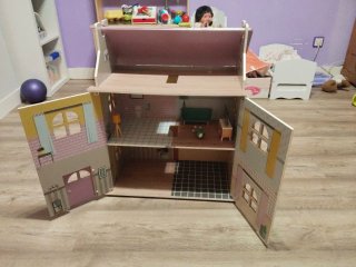 Casita de muñecas rosa y blanca