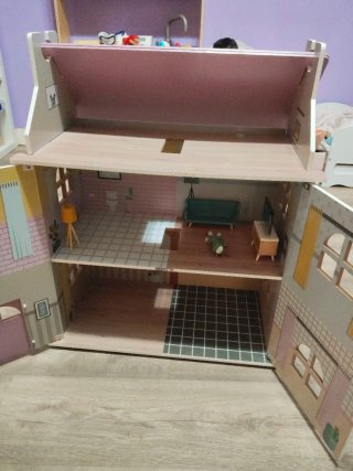 Casita de muñecas rosa y blanca