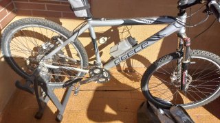 Bicicleta de montaña con rodillo