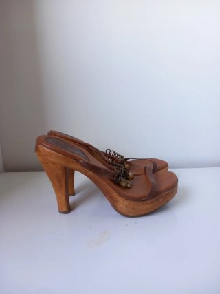Sandalias de tacón marrones con abalorios