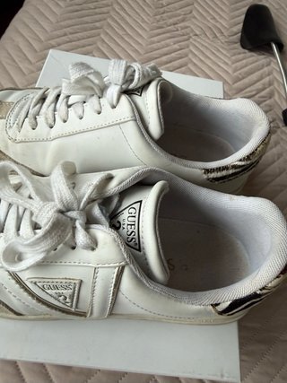 Zapatillas Guess Blancas y Beige