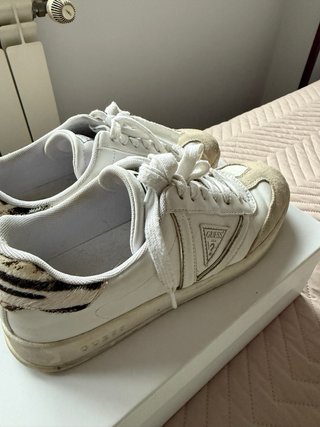 Zapatillas Guess Blancas y Beige
