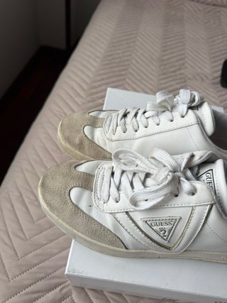 Zapatillas Guess Blancas y Beige