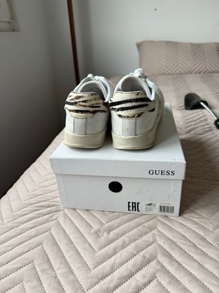 Zapatillas Guess Blancas y Beige