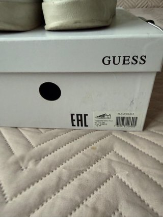 Zapatillas Guess Blancas y Beige