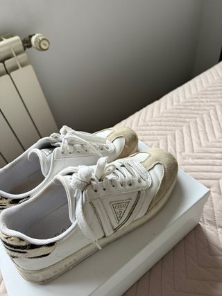 Zapatillas Guess Blancas y Beige