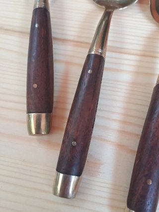 Set di 5 cucchiaini antichi in ottone e legno