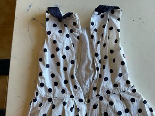 Vestido blanco con topos negros