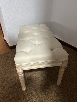 Banco tapizado beige y madera