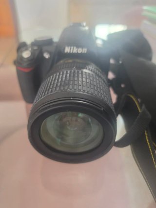 Cámara Nikon Negra con Bolso y Tapa D3100