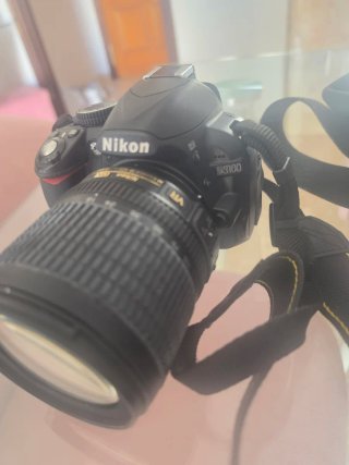 Cámara Nikon Negra con Bolso y Tapa D3100