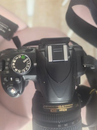 Cámara Nikon Negra con Bolso y Tapa D3100
