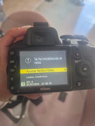 Cámara Nikon Negra con Bolso y Tapa D3100