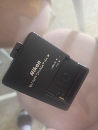 Cámara Nikon Negra con Bolso y Tapa D3100