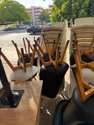 Mesa y Sillas para Negocio