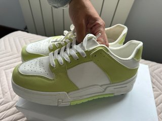 Zapatillas deportivas verdes y blancas