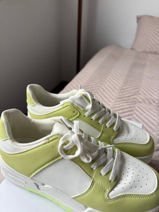 Zapatillas deportivas verdes y blancas
