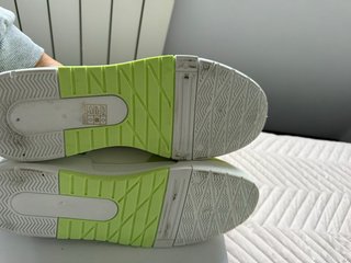 Zapatillas deportivas verdes y blancas