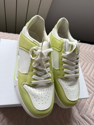 Zapatillas deportivas verdes y blancas