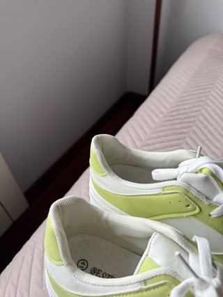 Zapatillas deportivas verdes y blancas