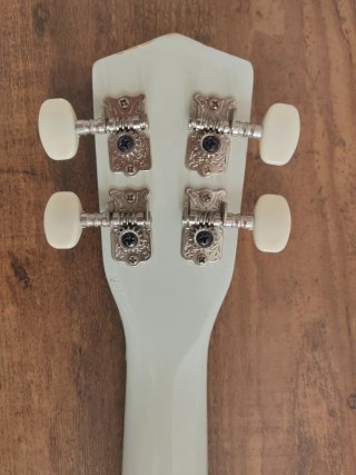 Ukelele infantil Janod lunares