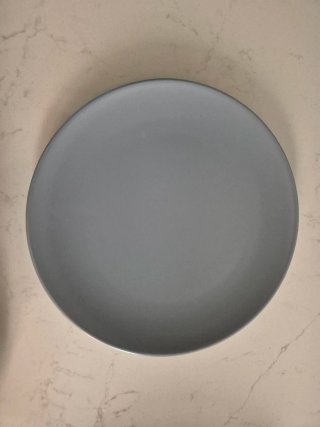 Vajilla cerámica gris y blanca