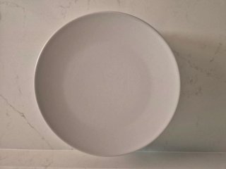 Vajilla cerámica gris y blanca