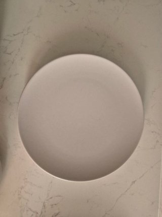 Vajilla cerámica gris y blanca