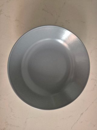 Vajilla cerámica gris y blanca
