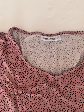 Camiseta rosa con estampado de puntos